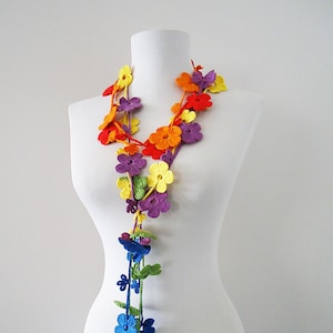 Collier Lariat avec fleurs au crochet : fil acrylique arc-en-ciel, long style bohème