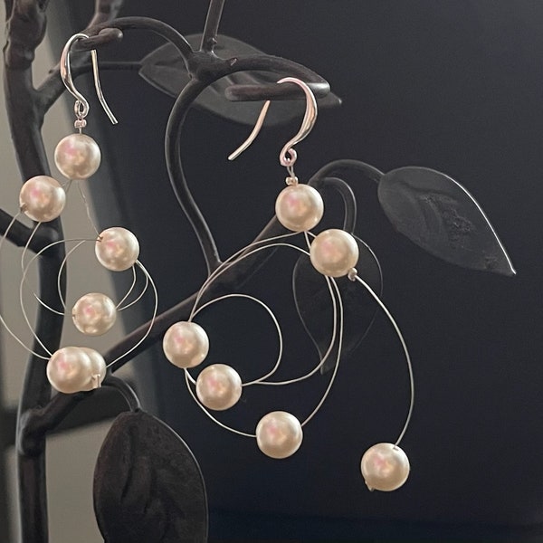Boucles d'oreilles pendantes fines avec perles irisées "planétarium"