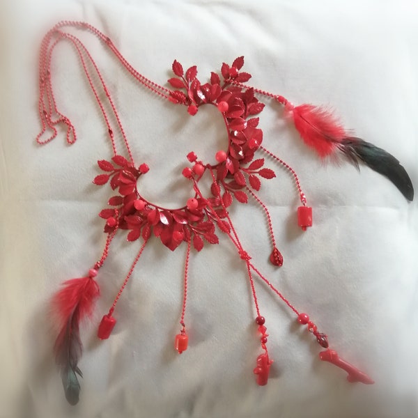 Collier plastron rouge flamboyant aux feuillages, upcycling Réminiscence*