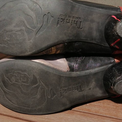 Bottines Think! 42 unique, personalized with red flowers shops painted and embroidered by Klimtine© boho chic