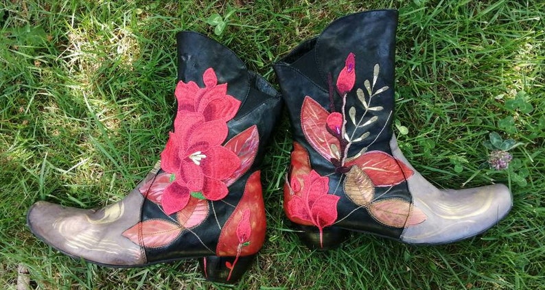 Bottines Think! 42 unique, personalized with red flowers shops painted and embroidered by Klimtine© boho chic