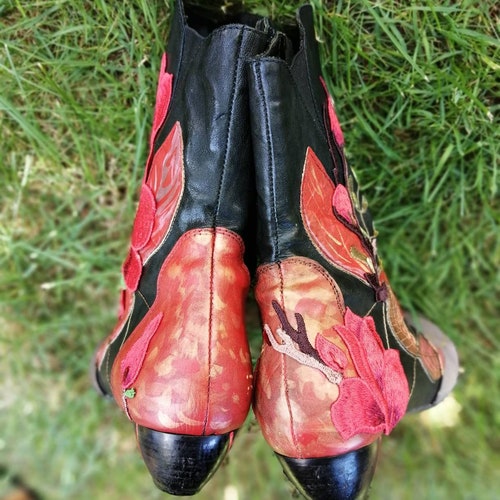 Bottines Think! 42 unique, personalized with red flowers shops painted and embroidered by Klimtine© boho chic