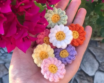 7 gehaakte bloemapplicaties – veelkleurige mini-haakbloemen – handgemaakte versieringen voor scrapbooking, naaien en knutselen