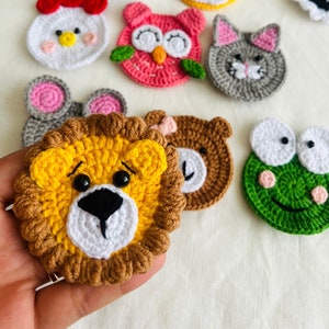 以下が含まれることがあります： 10種類の動物のモチーフを編んだアップリケのセットです。アップリケは様々な色で、ライオン、クマ、カエル、フクロウ、猫、ニワトリ、キリン、タコ、ネズミ、羊など、様々な動物がモチーフになっています。