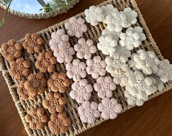 Handgemaakte gehaakte bloemapplicaties – Shabby-chique kleedjes, doe-het-zelfversieringen