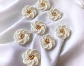 Pequeños apliques de flores blancas de crochet. 10 adornos florales para tu ropa, accesorios y manualidades de papel.