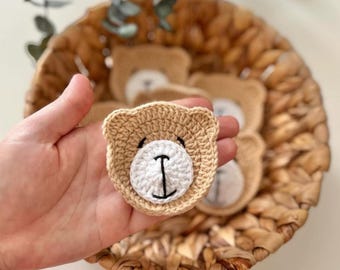Gehaakte beerappliqué – handgemaakt teddymotief voor babyknutsels, kinderkamerdecoratie en naaiprojecten