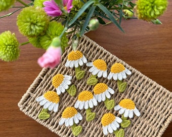 Gehaakte madeliefje-appliqué: witte gebreide bloemen met steel (10 stuks)