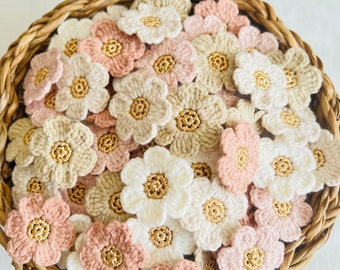 Handgemaakte gehaakte bloemapplicaties: katoenen versieringen, scrapbooking en naaien