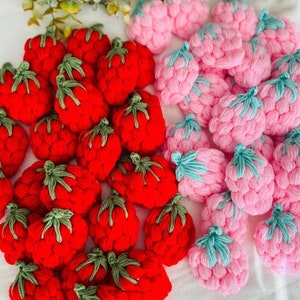 バブちゃんハンドメイド 【193】編み物の花と葉っぱ付きいちご単品 バブちゃんハンドメイド 【193】編み物の花と葉っぱ付きいちご