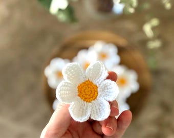 Gehaakte madeliefje-appliqué – wit-gele katoenen bloemenpatch voor knutselen