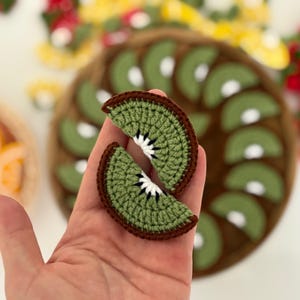 Parche de kiwi a crochet: motivo de fruta hecho a mano para coser, hacer álbumes de recortes y manualidades.