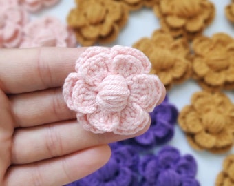Handgemaakte gehaakte bloemapplicaties: kleurrijke katoenen doe-het-zelfversieringen