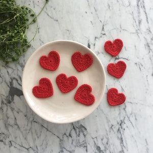 Aplikacje z serduszek robione na szydełku, czerwone serduszka robione na szydełku, ręcznie robione ozdoby w kształcie serduszek, artykuły rzemieślnicze na Walentynki, zestaw motywów szydełkowych