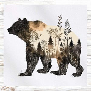 Pode incluir: Uma silhueta de urso preto com um fundo de aquarela de árvores e folhagem em tons de marrom e bege.