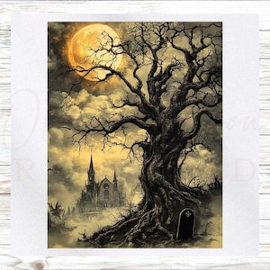 Op de afbeelding: Digitale print met een grote, knoestige boom onder een volle maan. Op de achtergrond is een gotische kerk te zien en op de voorgrond een grafsteen. Het kleurenpalet is voornamelijk zwart, grijs en geel.