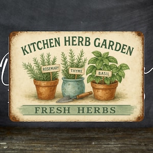 Op de afbeelding: Een rechthoekig metalen bord met een vintage ontwerp. Het bord toont de tekst "KITCHEN HERB GARDEN" en "FRESH HERBS". Het toont drie kruiden in potten: rozemarijn, tijm en basilicum, met een kleine troffel. Het bord heeft een verouderd uiterlijk.