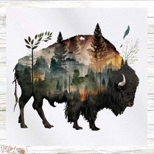 Puede incluir: Una ilustración de acuarela de un bisonte negro con una escena de bosque dentro de su silueta. El bosque es una mezcla de tonos verdes, marrones y naranjas, con un efecto brumoso. El bisonte está de pie sobre un fondo blanco.