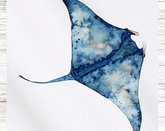 Puede incluir: Una pintura de acuarela de una manta raya azul con acentos blancos y marrones. La manta raya está representada de una manera estilizada y artística, con sus alas extendidas.