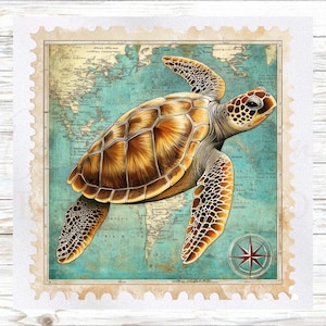 Puede incluir: Ilustración detallada de una tortuga marina nadando sobre un mapa del mundo vintage. La tortuga tiene un caparazón marrón y beige y aletas estampadas. Una rosa de los vientos está en la esquina inferior derecha. La imagen está enmarcada con un borde de sello postal.