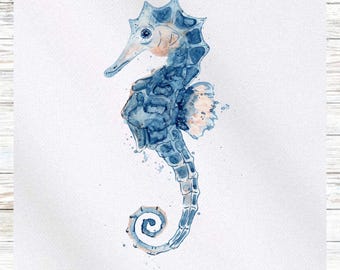 Puede incluir: Una pintura de acuarela de un caballito de mar azul y blanco con una aleta naranja claro. El caballito de mar se representa en posición vertical con la cola enroscada.