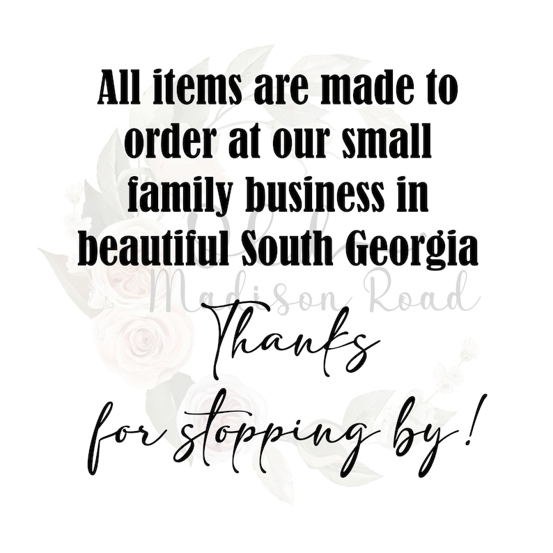 Puede incluir: Texto en blanco y negro sobre un fondo blanco con un dise&ntilde;o floral. El texto dice "Todos los art&iacute;culos se hacen por encargo en nuestro peque&ntilde;o negocio familiar en la hermosa Georgia del Sur Madison Road &iexcl;Gracias por visitarnos!"
