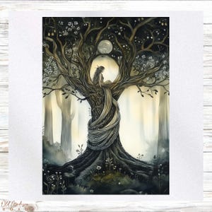 Puede incluir: Una pintura de acuarela de una mujer sentada en un árbol con una luna en el fondo. El árbol está rodeado de un bosque brumoso. La pintura está hecha en tonos de gris y blanco.
