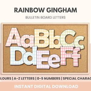 Könnte beinhalten: Eine Pinnwand zeigt Buchstaben für eine Pinnwand im Regenbogen-Gingham-Stil. Die Buchstaben A bis F sind sichtbar, in pastellfarbenen rosa, gelben, grünen und blauen Gingham-Mustern. Der Text "RAINBOW GINGHAM" und "BULLETIN BOARD LETTERS" steht oben.