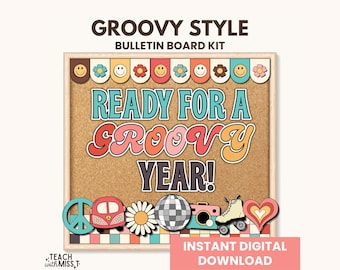 Puede incluir: Un kit de tablón de anuncios de estilo groovy. El corcho muestra el texto "READY FOR A GROOVY YEAR!" en una fuente retro. Los elementos decorativos incluyen un signo de la paz, una furgoneta, una margarita, una bola de discoteca, una cámara, un patín y un corazón.
