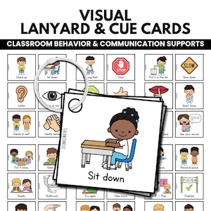 Puede incluir: Un conjunto de tarjetas visuales de comunicación y comportamiento para el aula, organizadas en una anilla metálica. Las tarjetas incluyen ilustraciones coloridas de dibujos animados con etiquetas de texto como Sit down, Stop y Listen.