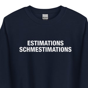 Può includere: Felpa blu navy con la scritta bianca "ESTIMATIONS SCHMESTIMATIONS". Questo capo casual è probabilmente realizzato in un materiale morbido ed è adatto all'uso quotidiano. Un capo comodo.