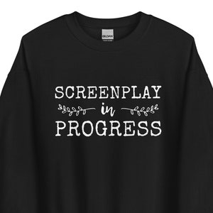 Drehbuch in Produktion Lustiges Drehbuchschreiber Zitat Drehbuch Spruch Film Humor Spruch Drehbuch Studenten Unisex Sweatshirt Bild 1