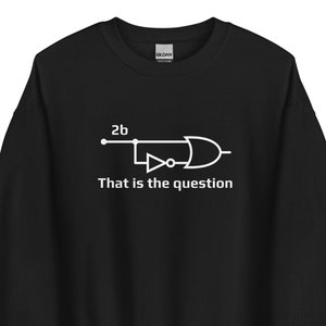 Peut inclure: Sweat-shirt noir avec un graphique blanc représentant une porte logique et le texte "That is the question". Le sweat-shirt est fait d'une matière douce et a un col rond.