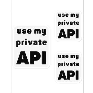 Könnte beinhalten: Drei weiße Aufkleber mit schwarzem Text, der "use my private API" lautet.