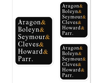Puede incluir: Tres pegatinas en blanco y negro con los nombres "Aragon & Boleyn & Seymour & Cleves & Howard & Parr" en una fuente serif. Las & son doradas. Las pegatinas están sobre un fondo blanco.