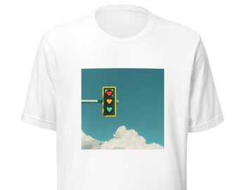 Camiseta con semáforo en forma de corazón, estética indie y2k de los 90 para adolescentes, nubes de cielo azul, atuendo hippie grunge suave, semáforo rojo, camiseta con luz verde