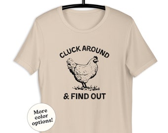 Koszulka Cluck Around And Find Out, zabawny humor o kurczakach, zabawny pomysł na prezent, kalambury o kurach i kogutach, sarkastyczne zwierzęta gospodarskie, prezent dla mamy kurczaka