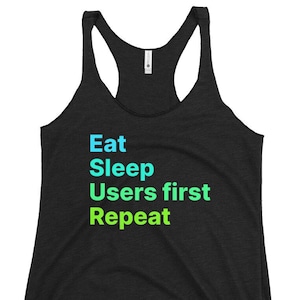 Peut inclure: Débardeur noir avec le texte "Eat Sleep Users first Repeat" en dégradé de bleu et de vert. Le débardeur a un dos nageur et est fait d'une matière douce et confortable.