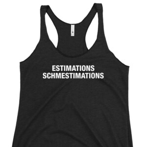 Könnte beinhalten: Schwarzes Tanktop mit dem weißen Text "ESTIMATIONS SCHMESTIMATIONS" auf der Vorderseite. Das Tanktop hat einen Rundhalsausschnitt und ein Racerback-Design. Der Stoff scheint ein weiches, meliertes Material zu sein.