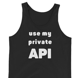 Op de afbeelding: Zwart mouwloos shirt met de witte tekst "use my private API". Het mouwloze shirt is gemaakt van een zacht materiaal. De tekst is in een schreefloze lettertype.