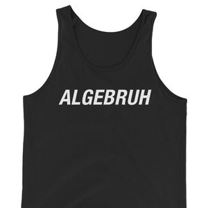 Może przedstawiać: Czarny podkoszulek z napisem "ALGEBRUH" wydrukowanym na piersi. Bezrękawnik wykonany jest z miękkiego materiału i nadaje się do noszenia na co dzień.
