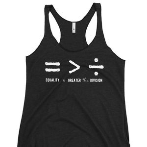 Könnte beinhalten: Schwarzes Tanktop mit einer weißen Grafik, auf der "Gleichheit ist größer als Spaltung" steht und eine stilisierte mathematische Gleichung abgebildet ist.