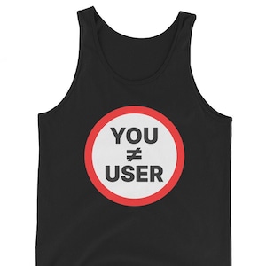 Puede incluir: Camiseta sin mangas negra con un círculo blanco que contiene el texto "YOU ≠ USER" en negro, con un borde rojo. Esta camiseta sin mangas es adecuada para el uso diario.