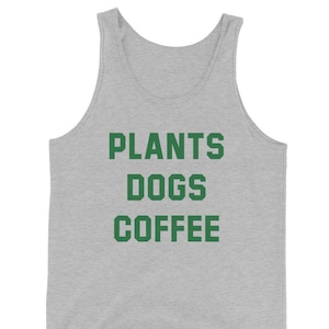 Puede incluir: Una camiseta sin mangas gris claro con las palabras "PLANTS DOGS COFFEE" impresas en letras verdes. La camiseta sin mangas está hecha de un material suave y es adecuada para ropa casual.