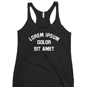 Op de afbeelding: Zwart racerback-tanktop met witte tekst "Lorem Ipsum Dolor Sit Amet" in een boog. De tanktop heeft een ronde hals en een racerback-ontwerp.