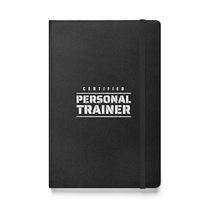 Pode incluir: Caderno preto encadernado em couro com o texto "CERTIFIED PERSONAL TRAINER" em branco.