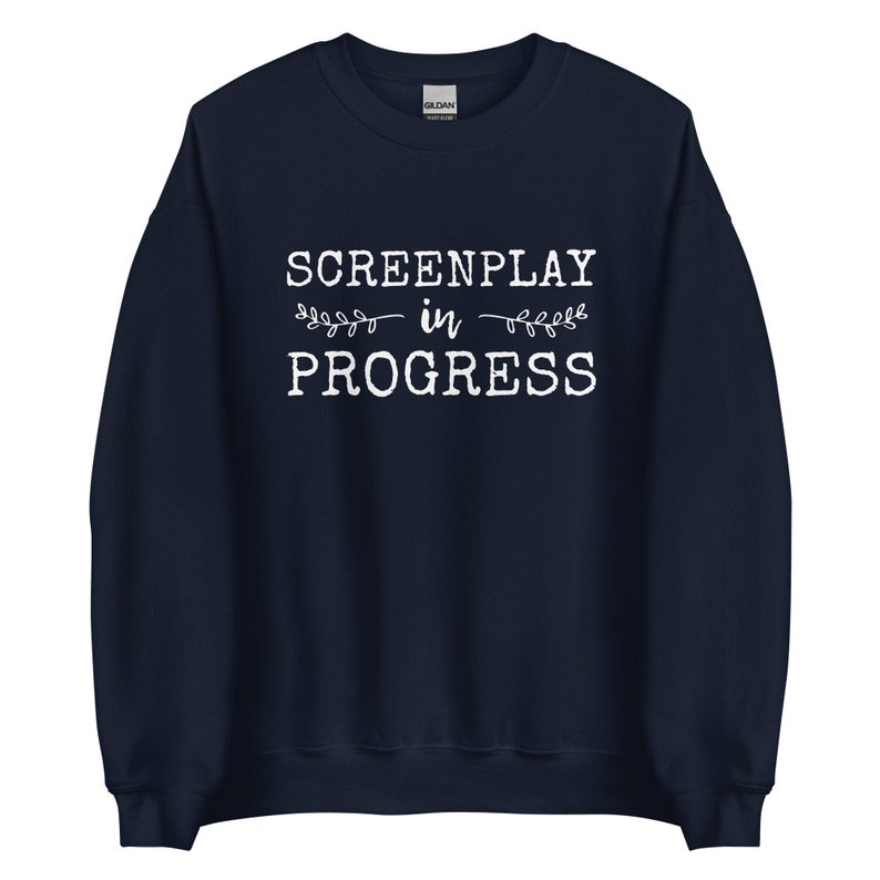 Drehbuch in Produktion Lustiges Drehbuchschreiber Zitat Drehbuch Spruch Film Humor Spruch Drehbuch Studenten Unisex Sweatshirt Bild 2