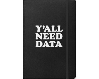 Puede incluir: Cuaderno negro encuadernado en cuero con el texto "Y'ALL NEED DATA" en blanco.