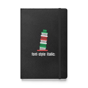 Peut inclure: Un carnet en cuir noir avec une illustration verte, blanche et rouge de la tour penchée de Pise. Le texte "font-style: italic;" est imprimé sous l'illustration.
