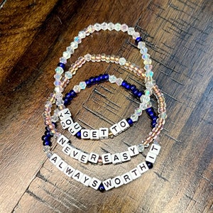 Vous y arriverez - Jamais facile - Ça vaut toujours le coup - Pile de bracelets de perles personnalisés - Bracelet citation
